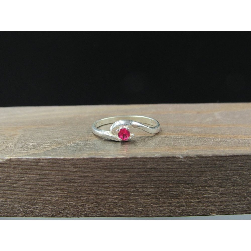Size 6.5 Sterling Silver Small Red Ruby Simple Ba… - image 1